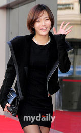 组图：张赫等出席娱乐公司合作协议签署仪式