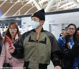 组图：柯震东戴口罩现身机场 抱大玩偶自拎行李