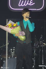 组图：泳儿演唱会带病上阵 险象环生幸无大碍