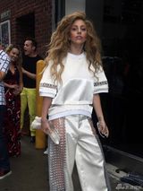 组图：Gaga爆炸头戴彩色小眼镜 手拿水晶棒搞怪