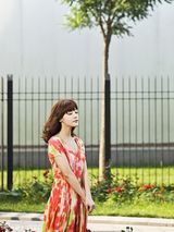 幻灯图集：邓家佳夏日户外写真 粉裙伊人清纯唯美