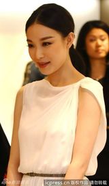 组图：倪妮白裙代言气质优雅宛若女神