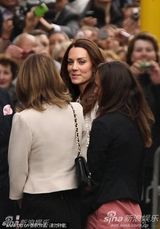 组图：准新娘凯特现身挥手 秀发飘散笑容迷人