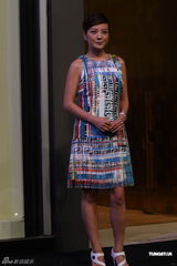 组图：赵薇助阵品牌新店开业 短裙绚丽温柔大方