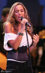 幻灯：丽安娜-刘易斯BBC一展豪嗓 露肩开衫尤显可爱