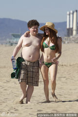 组图：艳星沙滩激吻男笑星 泳装身材两重天