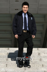 幻灯：张佑赫金钟民正式退伍 行军礼精神抖擞