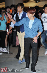 组图：韩国组合神话两人一组3地办签名会谢粉丝