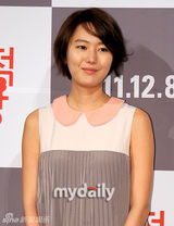 组图：金桢勋尹真书出席新片《致命一击》首映