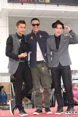 组图：何润东剃头为AK站台 现场学跳手指舞