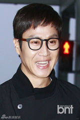 组图：韩星郑宇微笑现身 秀黑白机场时尚