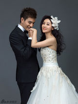 组图：小李琳唯美婚纱照曝光 与经超秀幸福