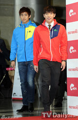 组图：韩团2PM与SISTAR着亮丽休闲装站台