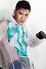 组图：傅天骄变运动型男玩湿身