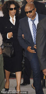 组图：杰克逊案四审家人到场 粉丝举牌望法庭公正