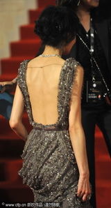 组图：张曼玉金色深V薄纱裙亮相 拽裙摆似蝴蝶仙女