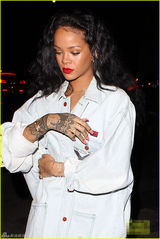 组图：蕾哈娜个性红靴亮眼 满手纹身土豪范十足