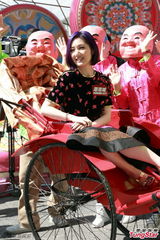 组图：杨千嬅亮相贺岁活动 桃花服饰优雅喜庆