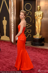 奥斯卡红毯搞怪集锦 劳伦斯跌倒曼努诺躲猫猫