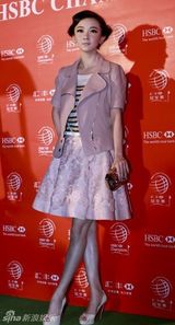 组图：霍思燕赫本妆亮相活动 复古散发甜美