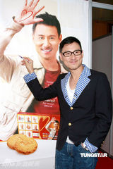 幻灯图：张学友担任爱心曲奇大使 亮相义卖活动