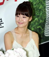 幻灯：韩星韩智慧举行个人随笔集发行纪念会