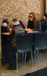 幻灯图集：茱莉和皮特带四个孩子郊游 享用午餐 