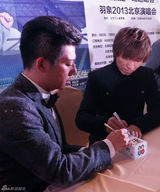 组图：羽泉北京签票 演唱会设情侣“心动时刻”