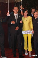 高清图：周润发携夫人现身红毯 司仪打趣贵人出门