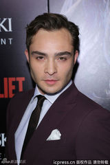 组图：电影首映斯威夫特烈焰红唇 Chuck放电