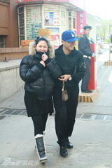 幻灯图：郭晓冬带妻子做产检很呵护 男孩女孩都喜欢