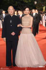 组图：汤唯典雅裙装现身金马奖妆容精致气质优雅