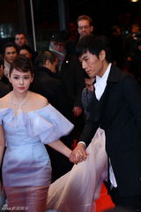 伊能静秦昊柏林挽手走红毯 戴情侣对戒动作亲昵