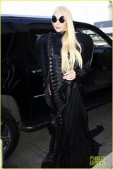 组图：Lady Gaga昆虫装亮相 满身褶子造型骇人