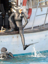 组图：哈莉-贝瑞拍海上落水戏 穿潜水服湿身出镜
