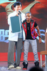 幻灯图集：《功夫梦》北京首映 成龙小史密斯秀醉拳