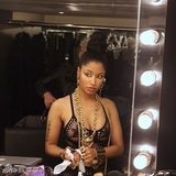 组图：麻辣鸡镂空装捂两点 爆炸头变丸子头