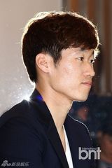 组图：韩球星朴智星公开恋情 爱上美女主播