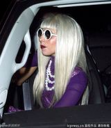 组图：Gaga探身为粉丝签名 大送飞吻很贴心