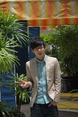 高清图：胡夏“萌”游新加坡 造型经典笑容灿烂