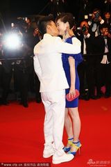 组图：王宝强戛纳红毯跪地示爱激吻娇妻