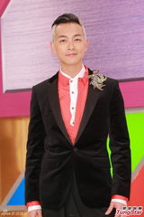 组图：TVB台庆红毯梁烈唯白鬓发型配裙装显另类