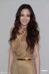 组图：陈乔恩露背礼服秀美背 不惧做剩女