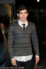 幻灯图：卡梅隆夫妇现身慈善晚宴 阿尔芭携老公现身