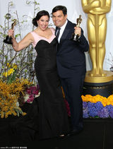 组图：《冰雪奇缘》获奖者奥斯卡后台激吻