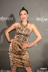 组图：钟丽缇台湾走秀 性感豹纹洋装搭配红唇