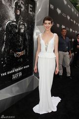 组图：新《蝙蝠侠》首映群星璀璨 海瑟薇宛如公主