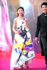 组图：金像奖红毯秀粉嫩提神 蛇精出洞仙女赴会