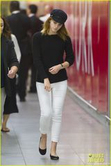 组图：艾玛与高富帅男友现身机场 男方贴心护花