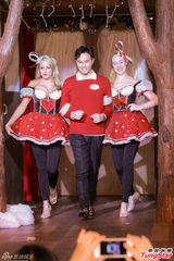 组图：张智霖表演变花束魔术 圣诞享家庭乐趣